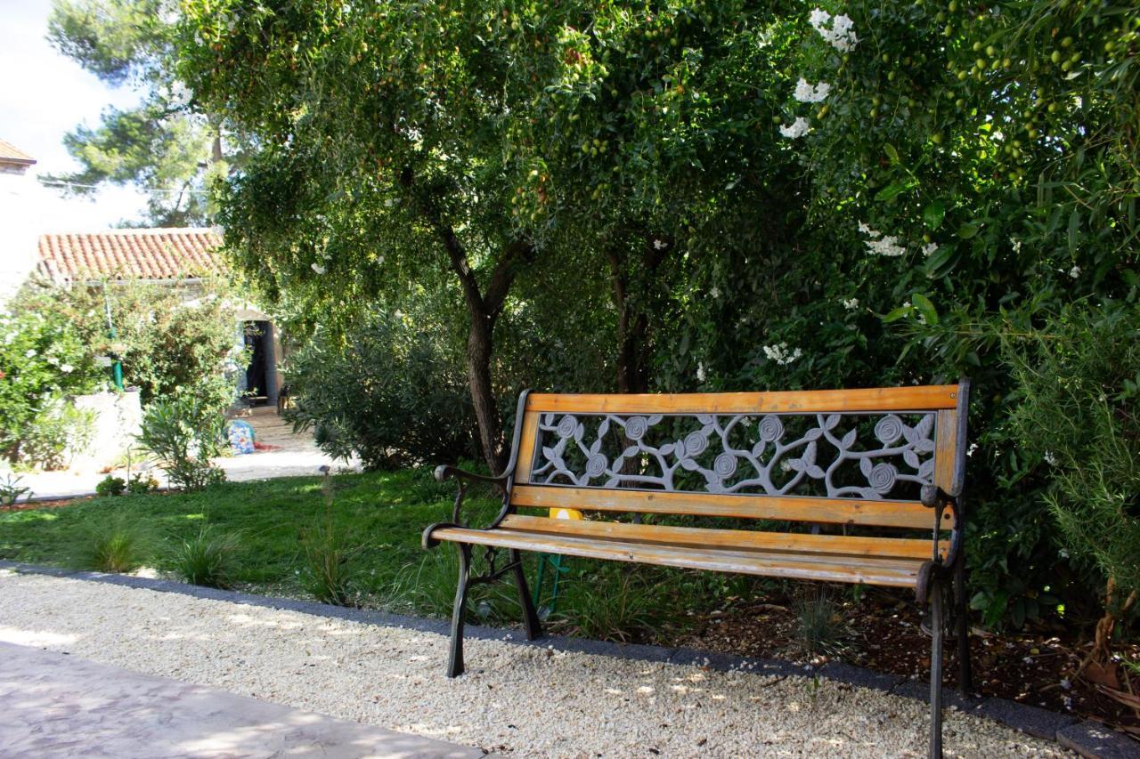 Eti And Mia Holiday Apartments Muntic Экстерьер фото