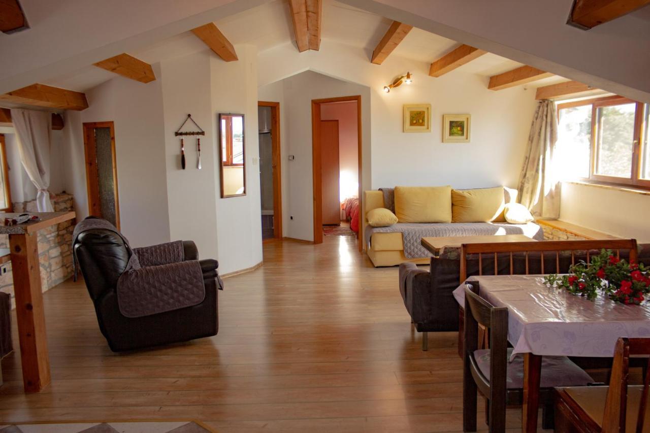 Eti And Mia Holiday Apartments Muntic Экстерьер фото